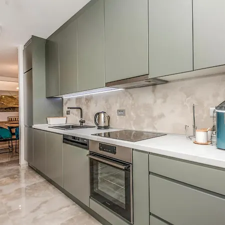 Gorgeous In ماكارسكا