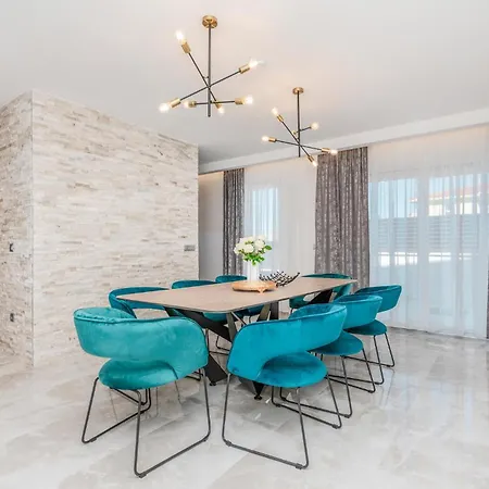 Gorgeous In ماكارسكا