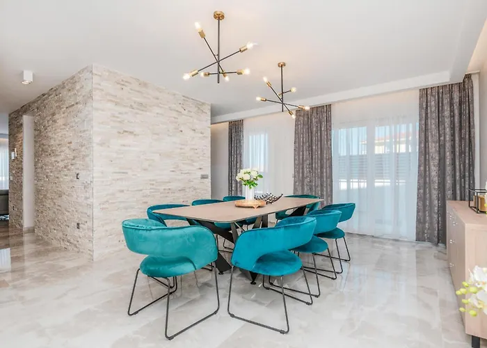 Gorgeous In Макарска